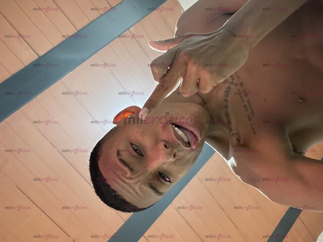 FOTOS DE ESTUDIANTE UNIVERSITARIO MODELO JOVEN MORENITO