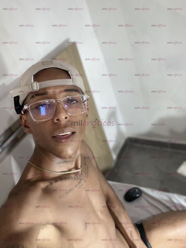 FOTOS DE ESTUDIANTE UNIVERSITARIO MODELO JOVEN MORENITO