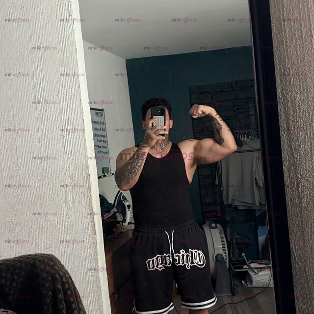 FOTOS DE JOVEN CHAKAL TATUADO LISTO PARA COMPLACERTEEE