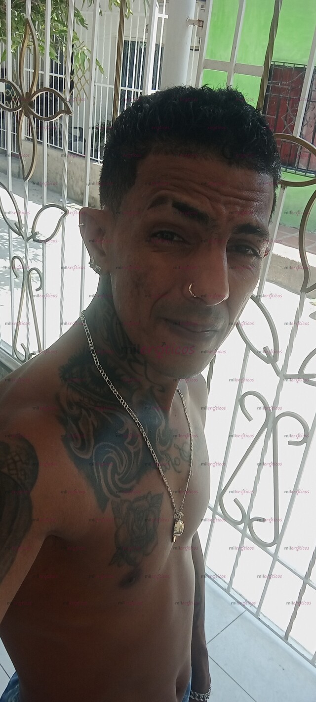 FOTOS DE CHICO BIEN DOTADO CON GANAS DE HACER TUS FANTASIAS REALIDAD