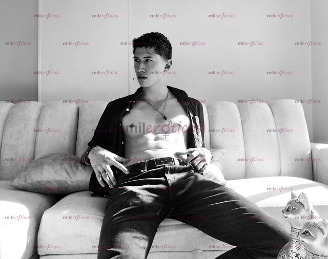 FOTOS DE JOVEN GUAPO Y APASIONADO ESPERANDO POR UNA NOCHE CALIENTE HE INOLVIDABLE