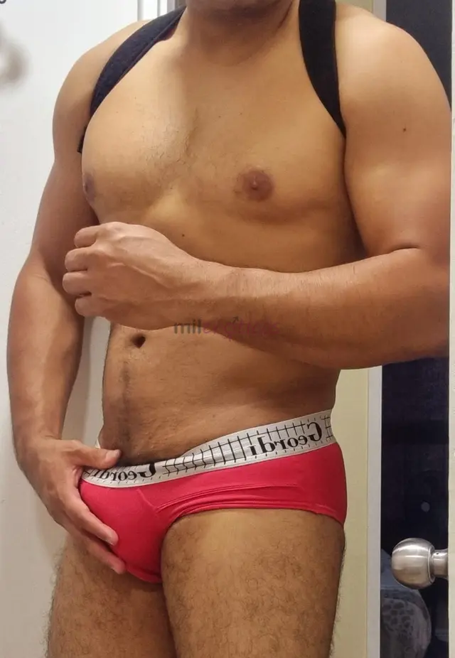 Macho activo 100 guapo de la costa de colombia realizo masajes tantricos y erotico solo para pasivos solo a domicilios no tengo lugar por el momento a...