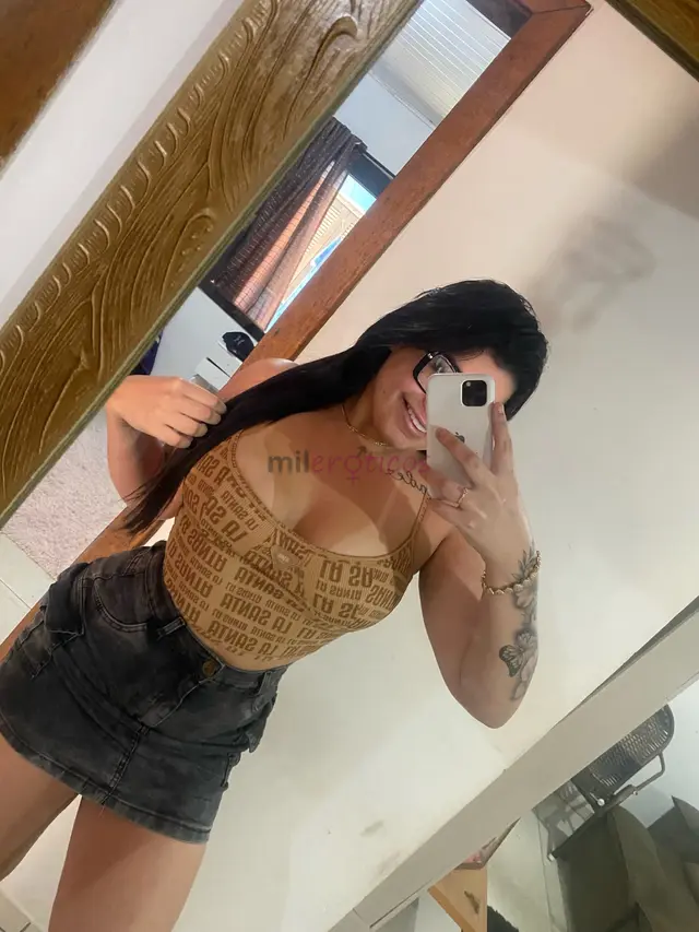 Branquinha tesuda cara de safada com uma bucetinha doce apertadinha e uma bunda redondinha gostosa demais amo 69 e chupo muito gostoso sou uma safada...