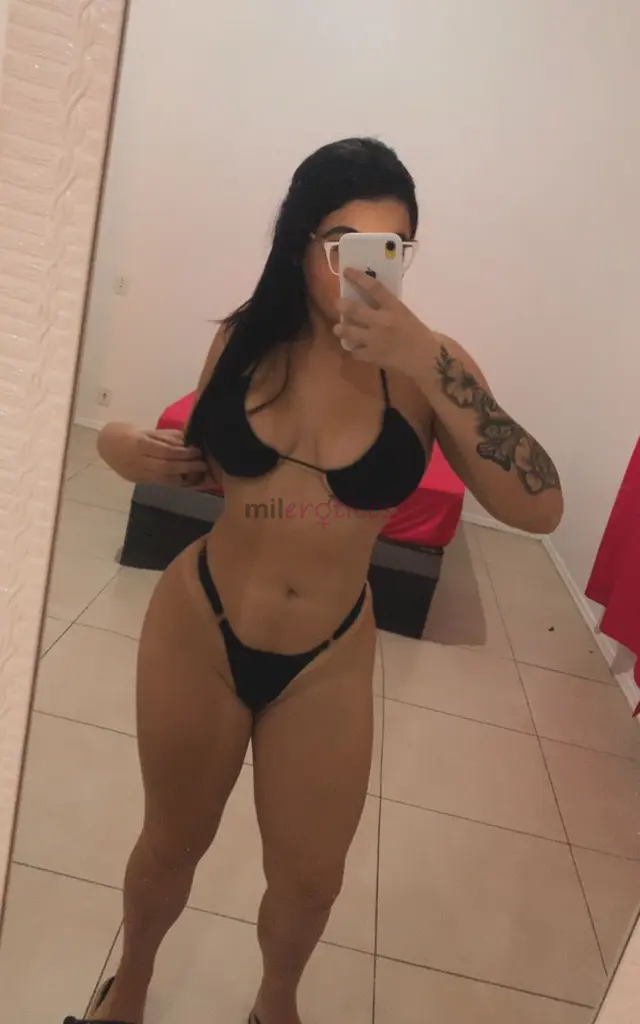 Branquinha tesuda cara de safada com uma bucetinha doce apertadinha e uma bunda redondinha gostosa demais amo 69 e chupo muito gostoso sou uma safada...