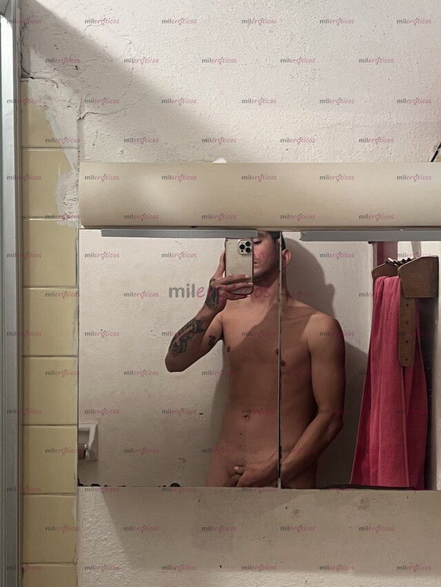 FOTOS DE JOVEN DEPORTISTA MARCADO CALIENTE ACTIVO CON MUCHA HAMBRE DE COMER TODO