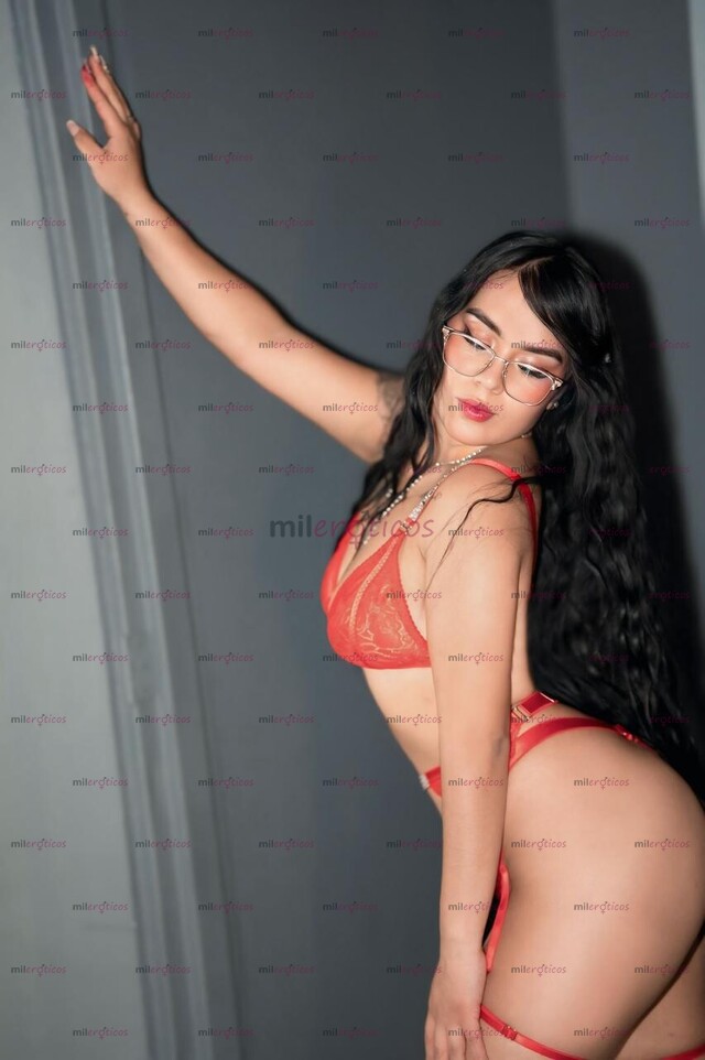 FOTOS DE KARLA LINDA MORENA VOLUPTUOSA, TRAVIESA Y MUY CALIENTE EN LA CAMA.