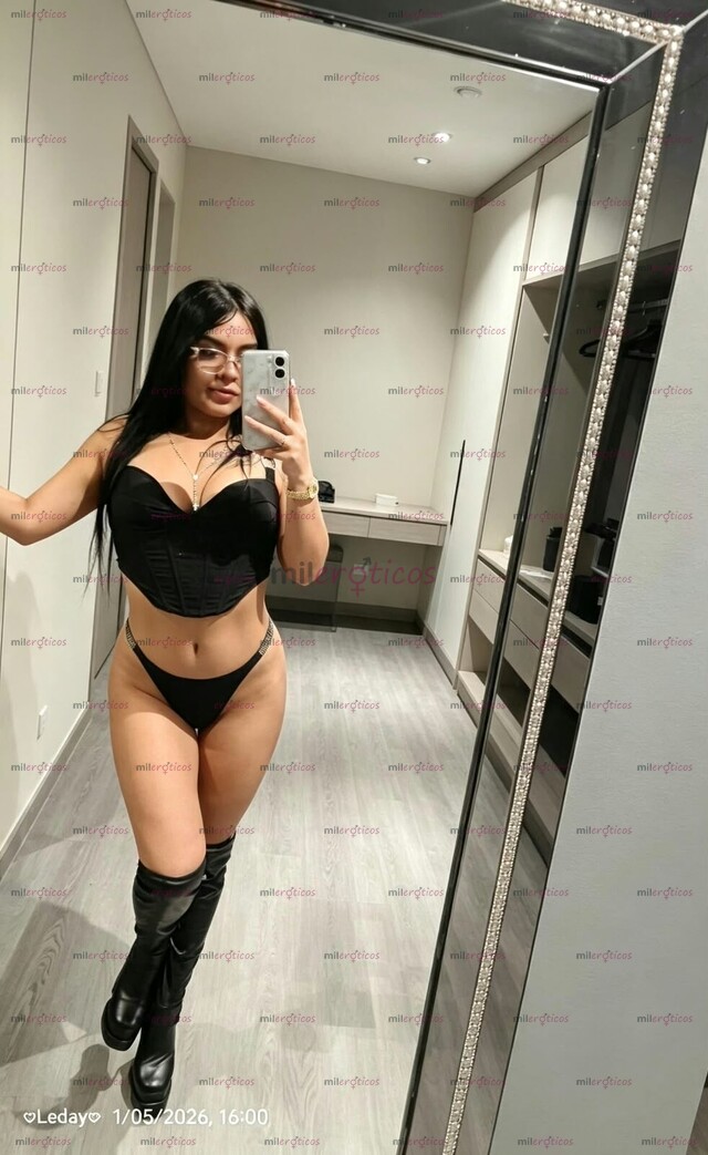 FOTOS DE KARLA LINDA MORENA VOLUPTUOSA, TRAVIESA Y MUY CALIENTE EN LA CAMA.