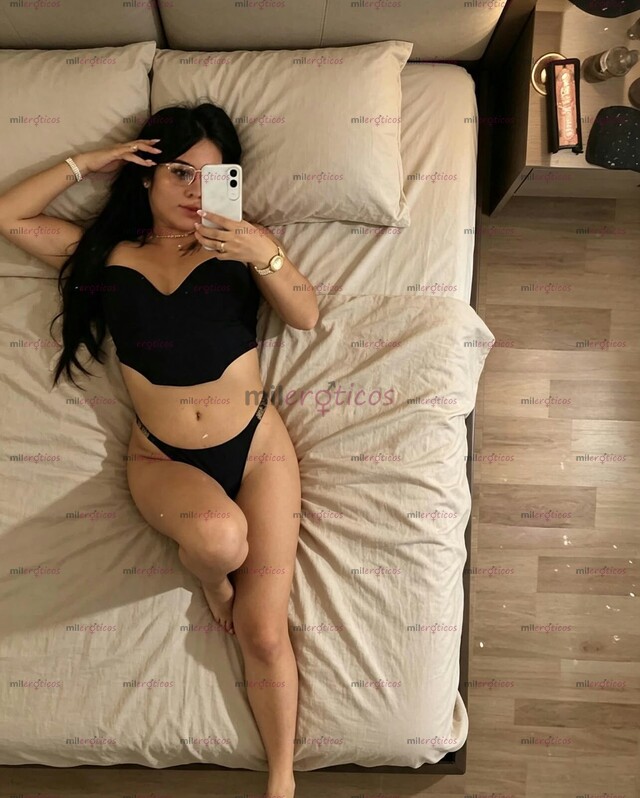 FOTOS DE KARLA LINDA MORENA VOLUPTUOSA, TRAVIESA Y MUY CALIENTE EN LA CAMA.