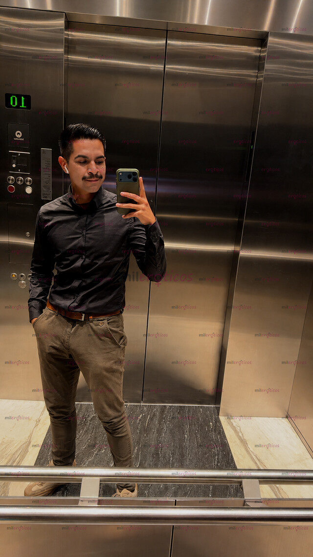 FOTOS DE JOVEN GUAPO ALTO 180CM TATUADO MORENO VERGON 19CM Y CULÓN