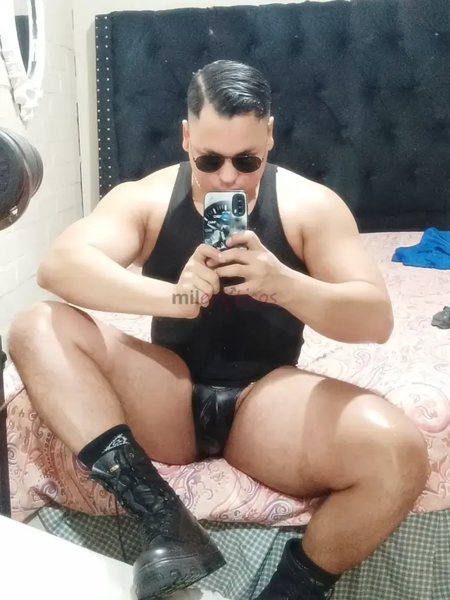 Hola soy tyson 31 anos de 1 76 de estatura y 95 kilos de musculo soy divertido sociable educado con tema de conversacion honesto muy carinoso y compla...