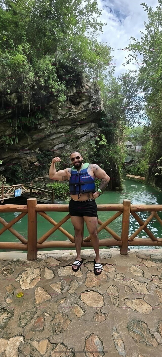 FOTOS DE ALTO BARBON, GUAPO Y TATUADO PARA PASAR UN RATO RICO Y HACERTE COMPLACER