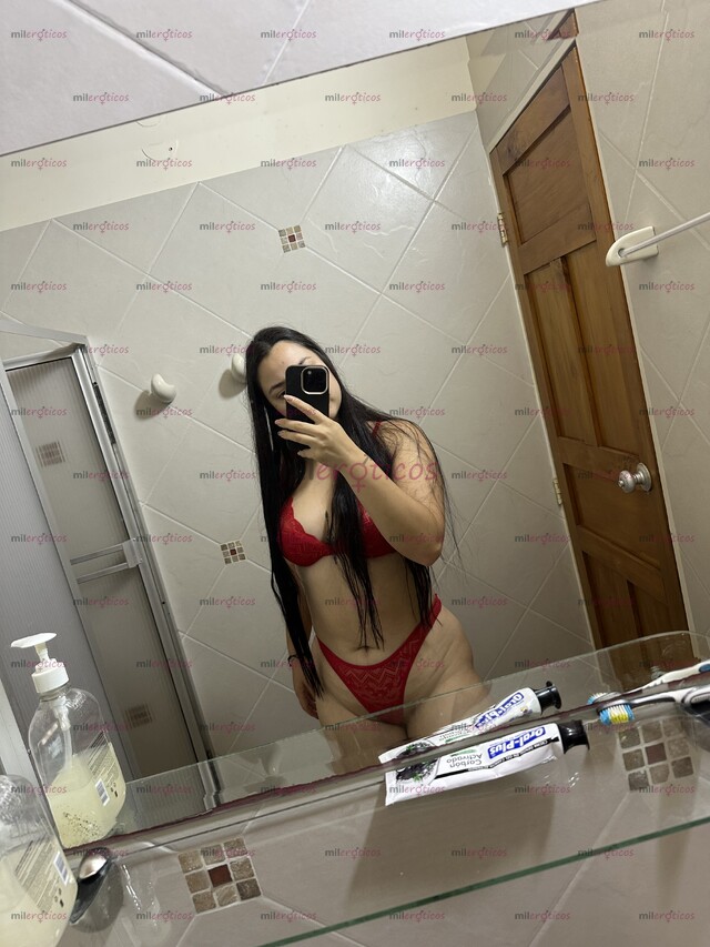 FOTOS DE BAÑADOS EN SUDOR, DEVORÁNDONOS LA BOCA MIENTRAS LA ROPA ESTORBA EN EL SUELO .