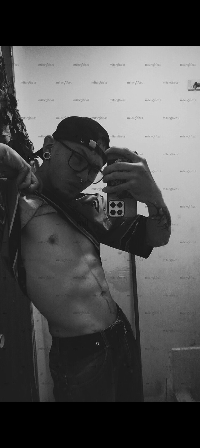 FOTOS DE 1.81 DE ANARQUÍA ELEGANTE UN TATUADO Y CON LA VERGA GRANDE SOLO MUJERES