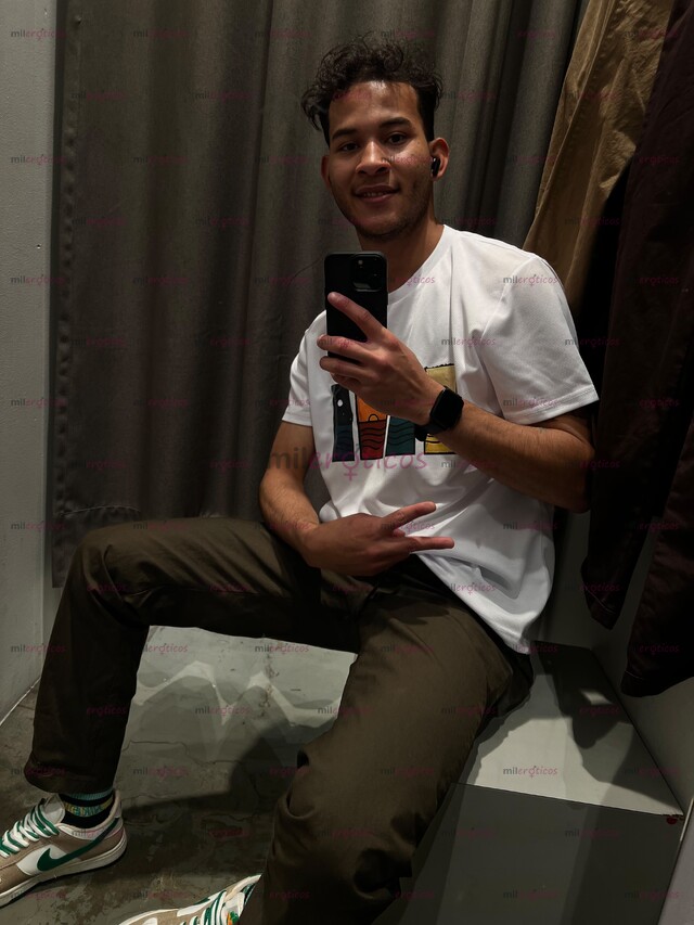 FOTOS DE JOVEN ARDIENTE DELGADO, BIEN DOTADO Y LISTO PARA TI