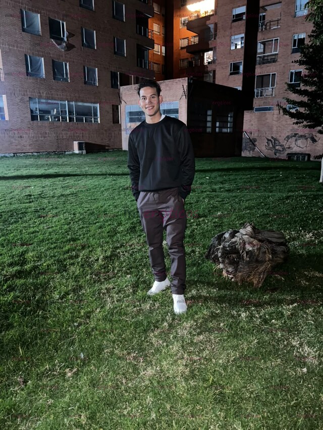 FOTOS DE JOVEN ARDIENTE DELGADO, BIEN DOTADO Y LISTO PARA TI