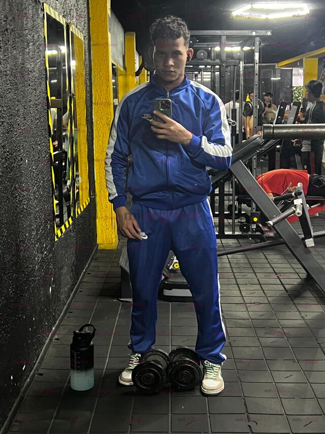 FOTOS DE JOVEN ARDIENTE DELGADO, BIEN DOTADO Y LISTO PARA TI