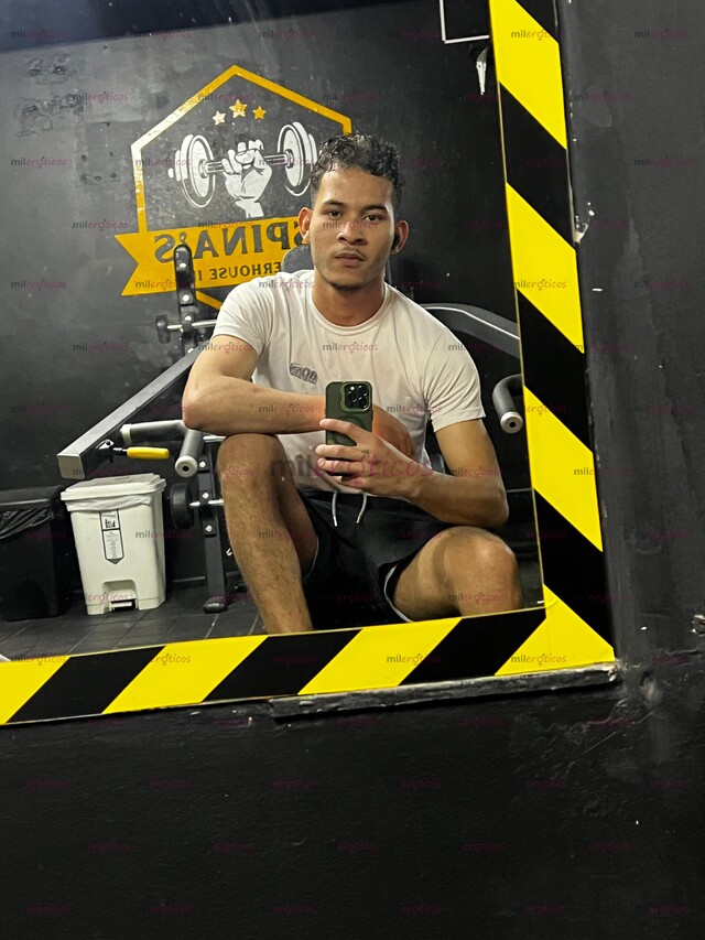 FOTOS DE JOVEN ARDIENTE DELGADO, BIEN DOTADO Y LISTO PARA TI