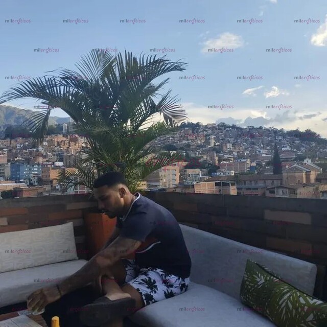 FOTOS DE MORENO TATUADO SEMENTAL QUE HACE TENER MULTIORGASMOS PARA ESA BELLA DAMA,