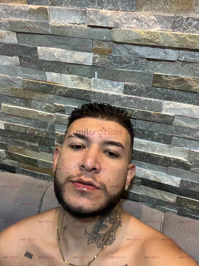 FOTOS DE MASCULINO PELUDO VERSÁTIL TATUADO DE PASO EN LA CIUDAD