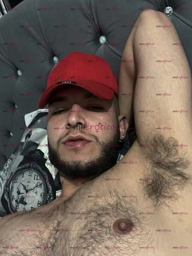 FOTOS DE MASCULINO PELUDO VERSÁTIL TATUADO DE PASO EN LA CIUDAD