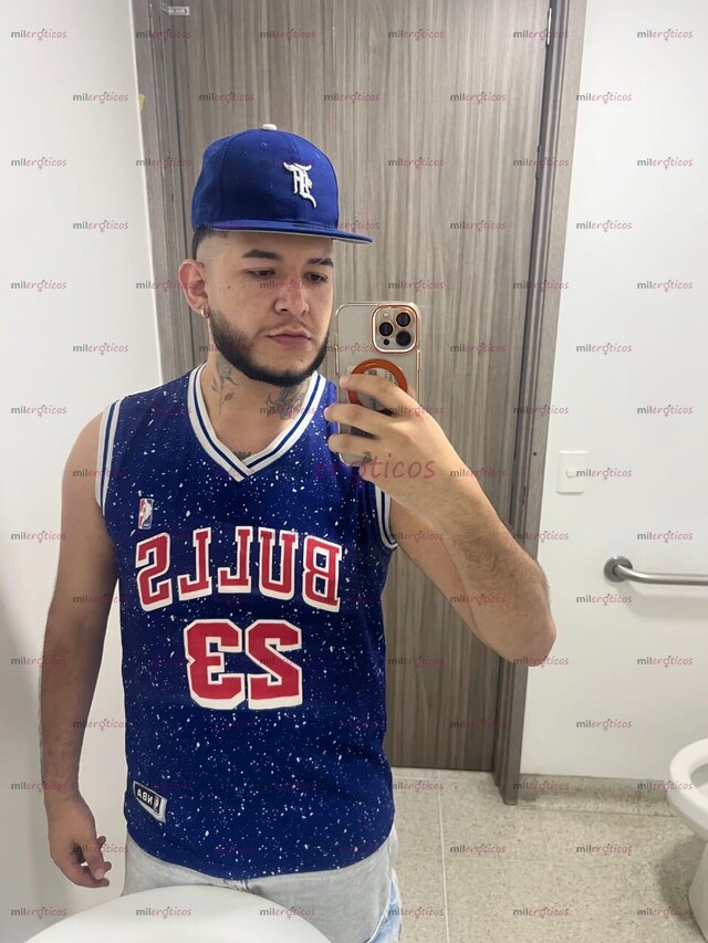 FOTOS DE MASCULINO PELUDO VERSÁTIL TATUADO DE PASO EN LA CIUDAD