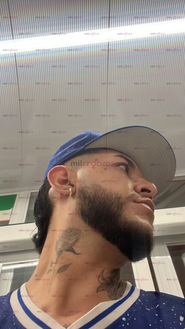 FOTOS DE MASCULINO PELUDO VERSÁTIL TATUADO DE PASO EN LA CIUDAD