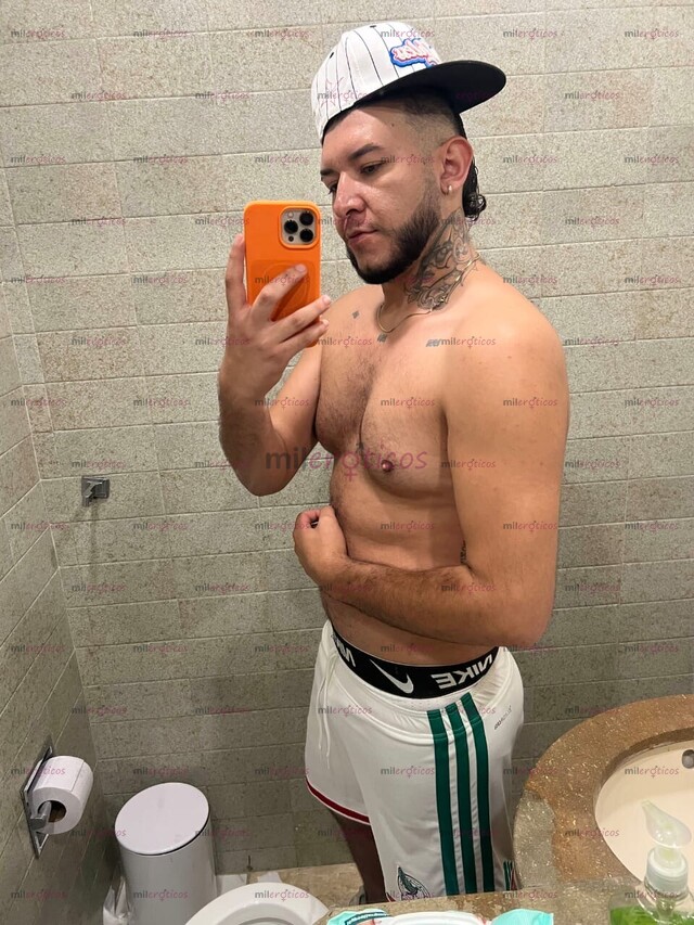 FOTOS DE MASCULINO PELUDO VERSÁTIL TATUADO DE PASO EN LA CIUDAD
