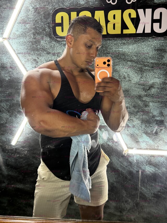 FOTOS DE HOLA AQUÍ CHICO INTER CON PECTORALES GRANDES Y FUERTES Y CON GANAS DE SATISFACER