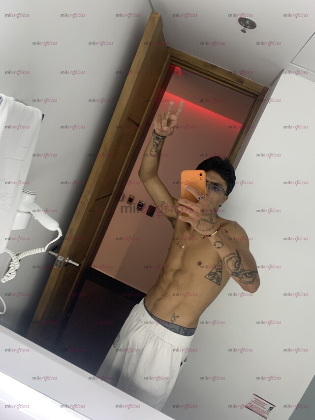 FOTOS DE JOVEN MASCULINO CHICO DIVERTIDO Y NUEVO EN EL AMBIENTE