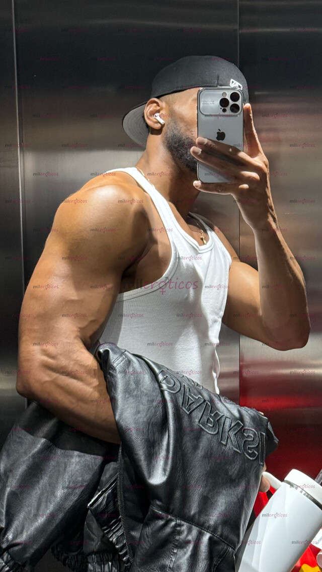 FOTOS DE MORENO CUBANO DE 1.95 DE ESTATURA Y 23CM DE VERGA