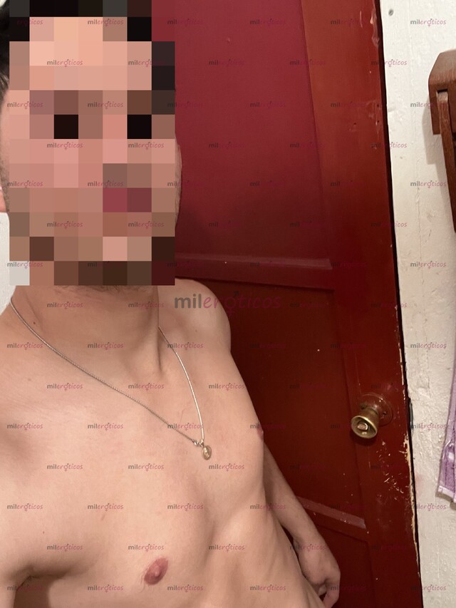 FOTOS DE JOVEN DEPORTISTA MARCADO CALIENTE ACTIVO CON MUCHA HAMBRE DE COMER TODO