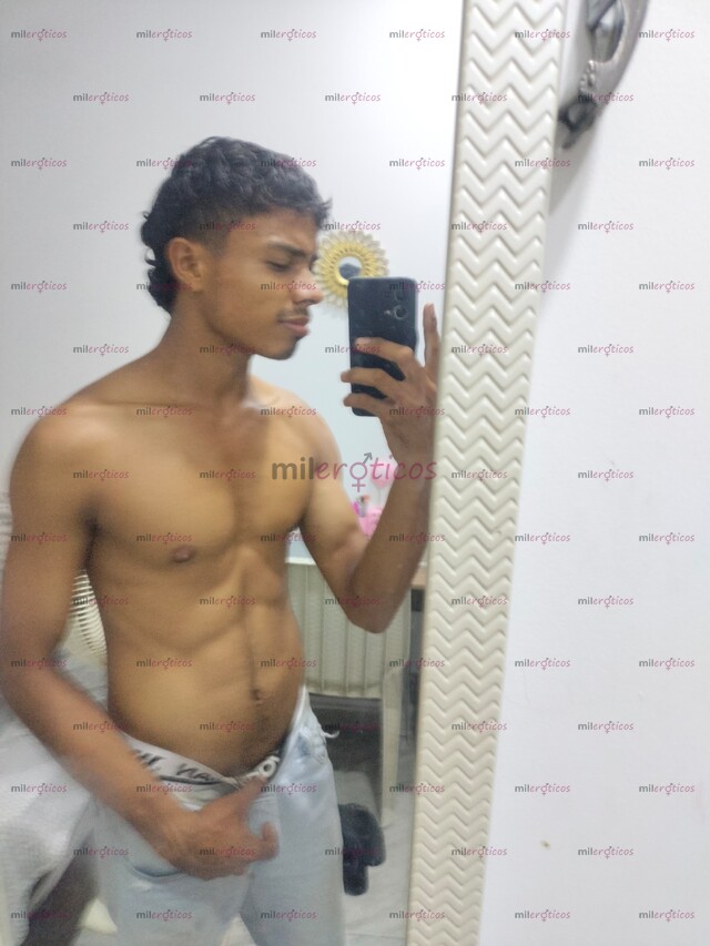 FOTOS DE ENCANTADOR Y CARISMATICO JOVEN DELGADO Y ATLÉTICO