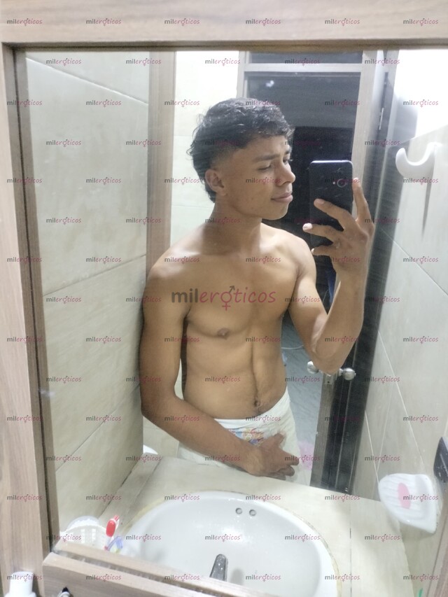 FOTOS DE ENCANTADOR Y CARISMATICO JOVEN DELGADO Y ATLÉTICO
