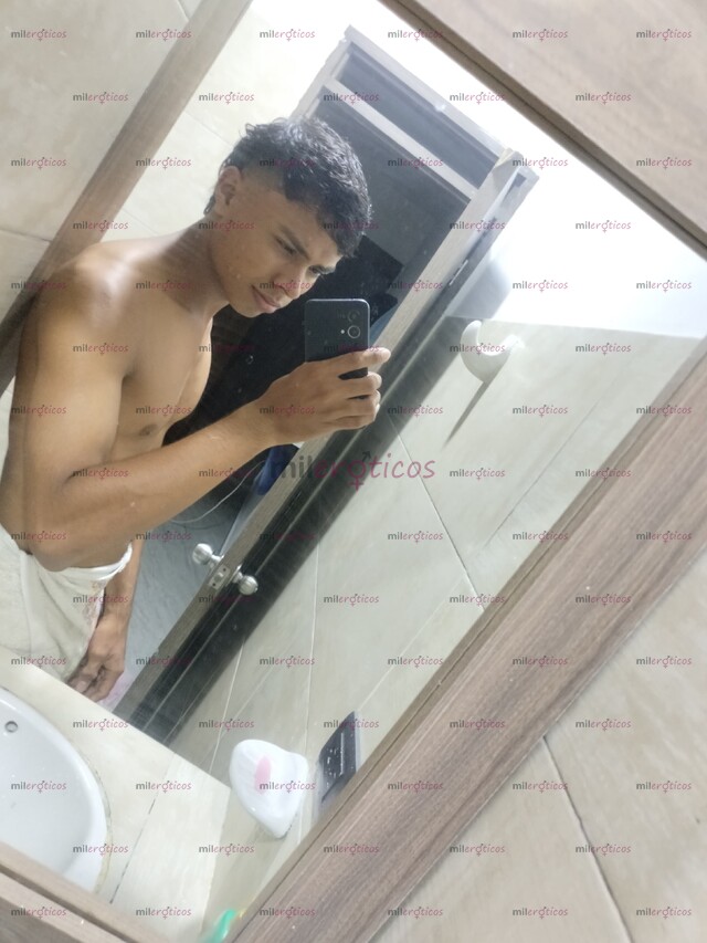 FOTOS DE ENCANTADOR Y CARISMATICO JOVEN DELGADO Y ATLÉTICO