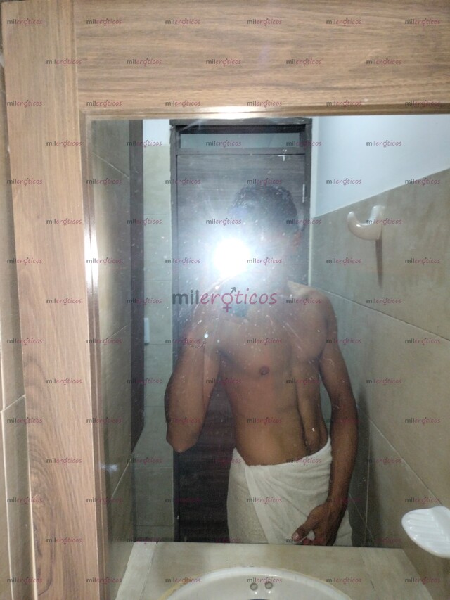 FOTOS DE ENCANTADOR Y CARISMATICO JOVEN DELGADO Y ATLÉTICO