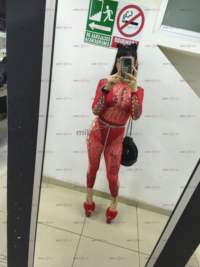 FOTOS DE PELINEGRA, TATUADA , FLEXIBLE, CARIÑOSA Y DIVERTIDA,