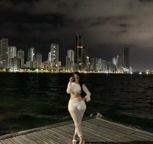 FOTOS DE HERMOSO UNIVERSITARIA, PELI NEGRA, NATURAL DE PASEO EN TU CIUDAD
