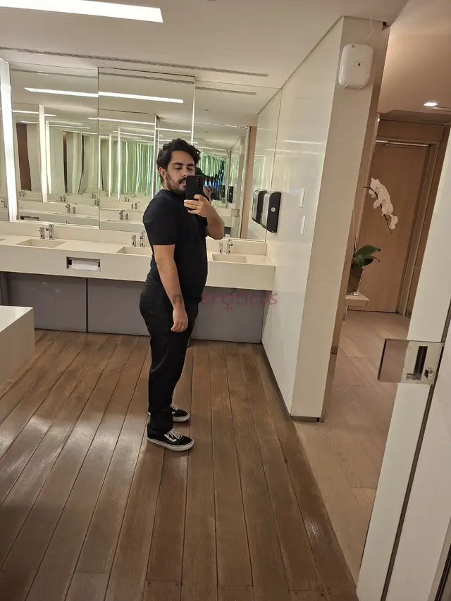 Ola me chamo samuel ruiz estou aqui pra conhecer pessoas novas expandir os horizontes e dar o meu melhor em 4 paredes nao tenho muito frescura mas alg...