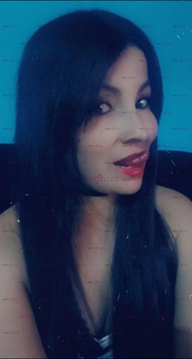 FOTOS DE KAROLL, EN TU CIUDAD FLACA LINDA, BLANCA, CABELLO NEGRO