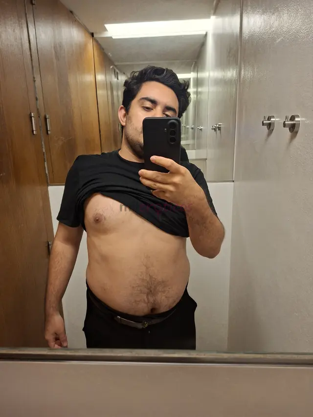 Ola me chamo samuel ruiz estou aqui pra conhecer pessoas novas expandir os horizontes e dar o meu melhor em 4 paredes nao tenho muito frescura mas alg...