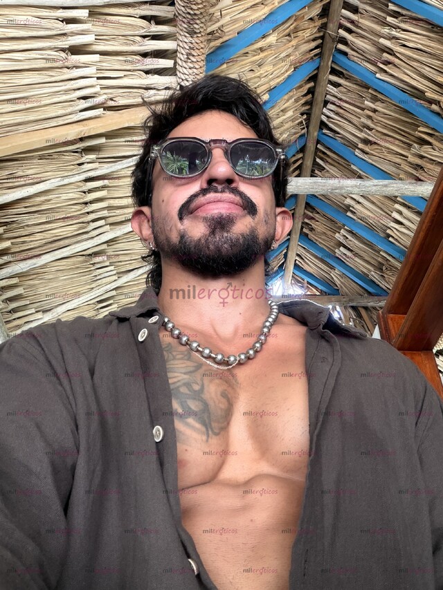 FOTOS DE ACTIVO TATUADO MORENO DISCRETO SOLO PARA HOMBRES