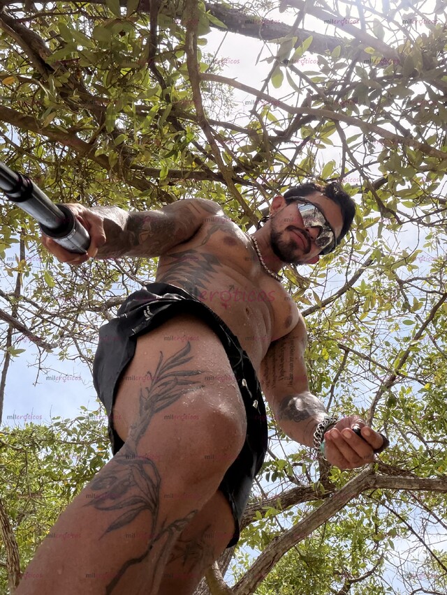 FOTOS DE ACTIVO TATUADO MORENO DISCRETO SOLO PARA HOMBRES