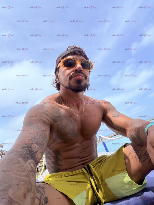 FOTOS DE ACTIVO TATUADO MORENO DISCRETO SOLO PARA HOMBRES