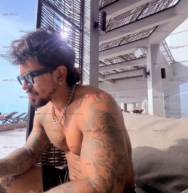 FOTOS DE ACTIVO TATUADO MORENO DISCRETO SOLO PARA HOMBRES
