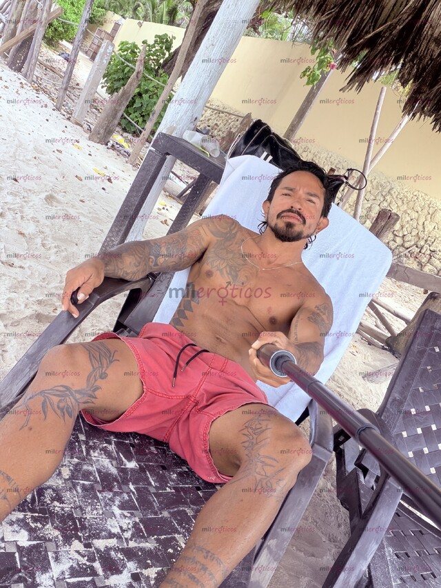 FOTOS DE ACTIVO TATUADO MORENO DISCRETO SOLO PARA HOMBRES