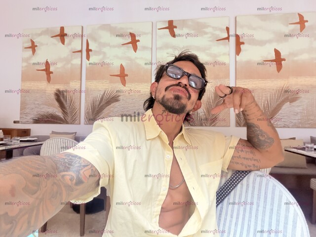 FOTOS DE ACTIVO TATUADO MORENO DISCRETO SOLO PARA HOMBRES