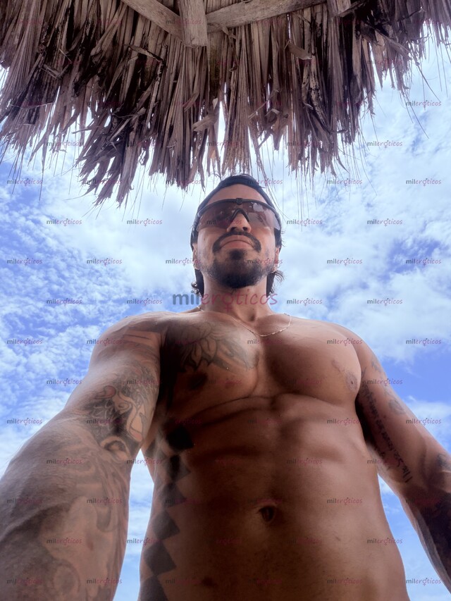FOTOS DE ACTIVO TATUADO MORENO DISCRETO SOLO PARA HOMBRES