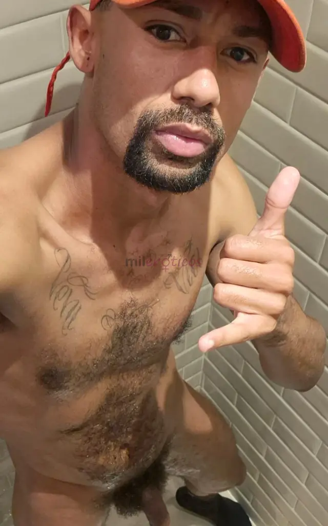 Seja bem vindo ao meu perfil sou um cara tranquilo gosto de proporcionar um momento agradavel e muito prazeroso para ambos tenho 29 anosmoreno dotado...