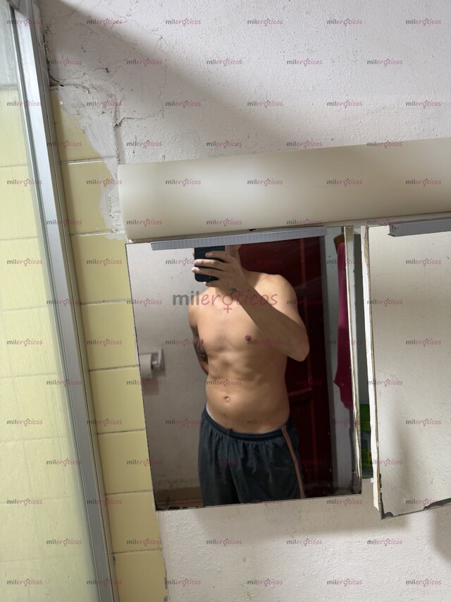 FOTOS DE JOVEN DEPORTISTA MARCADO CALIENTE ACTIVO CON MUCHA HAMBRE DE COMER TODO