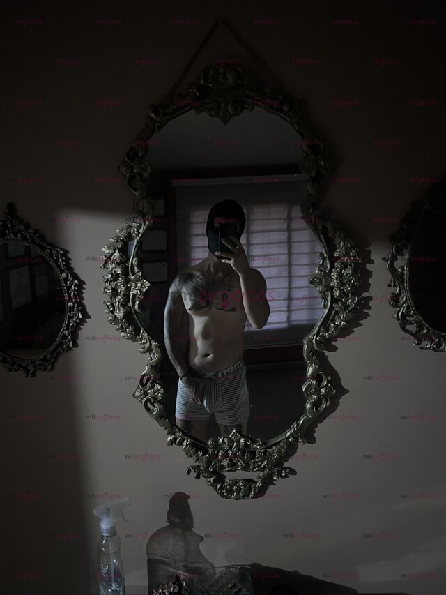 FOTOS DE PAISA BLANCO TATUADO, CON VERGA GRANDE, ACUERPADO Y CON UNA ACTITUD CHIMBA.